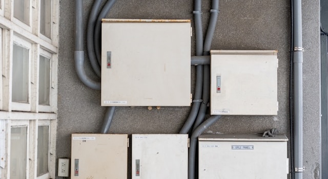 Electrical Panel Upgrades in Texas: From 100 Amp to 200 Amp Service for EV Chargers, Appliances, and Home Safety